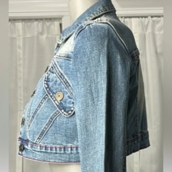 NWT YnQ Signature Distressed Cropped Denim Jacket Medium Blue Jean Jacket Trendy - Picture 4 of 16